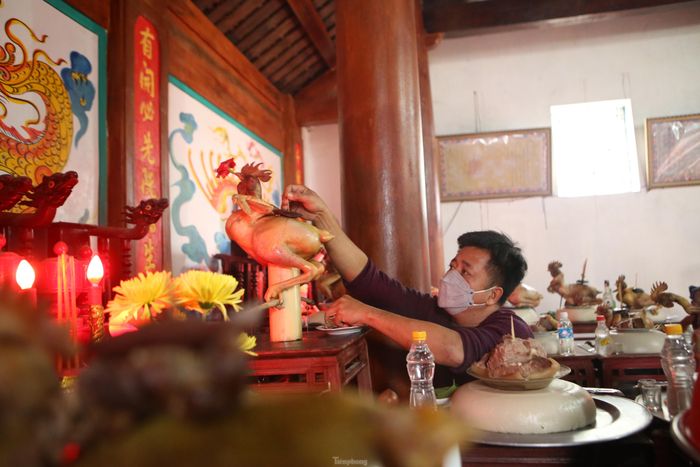 Còn đối với thế gà đứng, người dân làm thẳng chân bằng nẹp trước khi luộc chín. Trước khi vào luộc làm thế. Lá chuối quấn thẳng cổ, bắt đầu bỏ ra luộc và bật quạt lạnh ấn để nguội là để tạo thế. Sử dụng găm tre để làm.