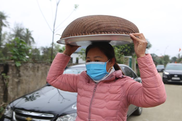 Từ tờ mờ sáng ngày 15/2 (Tức ngày 15/1 ÂL), người dân xã Bình An lại tất bật làm mâm cỗ để dâng lên bàn thờ dòng họ trong ngày rằm. Tại dòng họ Nguyễn Đình, người dân đưa mâm cỗ từ nhà đến nhà thờ để dâng lên bàn thờ trong ngày rằm.