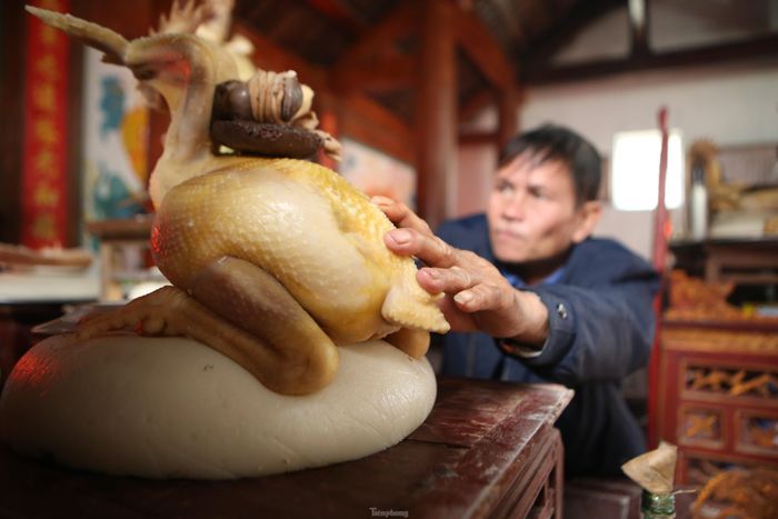 Mâm cỗ gồm hoa quả, trầu cau, hương lăng, bánh giầy và đặc biệt không thể thiếu gà. Gà ở đây được người dân làm rất đẹp, trang trọng để dâng lên bàn thờ.