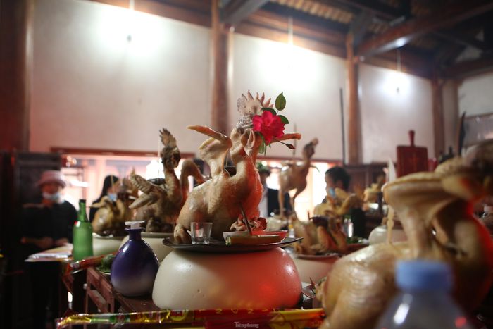 Dòng họ Nguyễn Đình có 3 chi, 500 đinh. Mỗi gia đình trong dòng họ đều tự làm mâm cỗ để đến dâng trong nhà thờ.