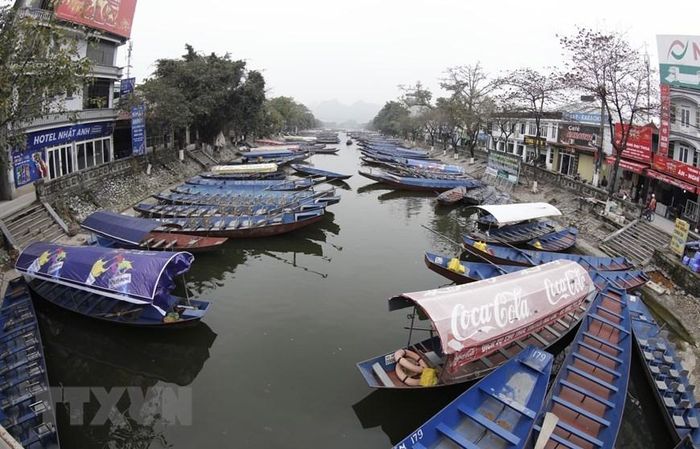  Thuyền đưa đón du khách sẵn sàng phục vụ. (Ảnh: Trần Việt/TTXVN) 