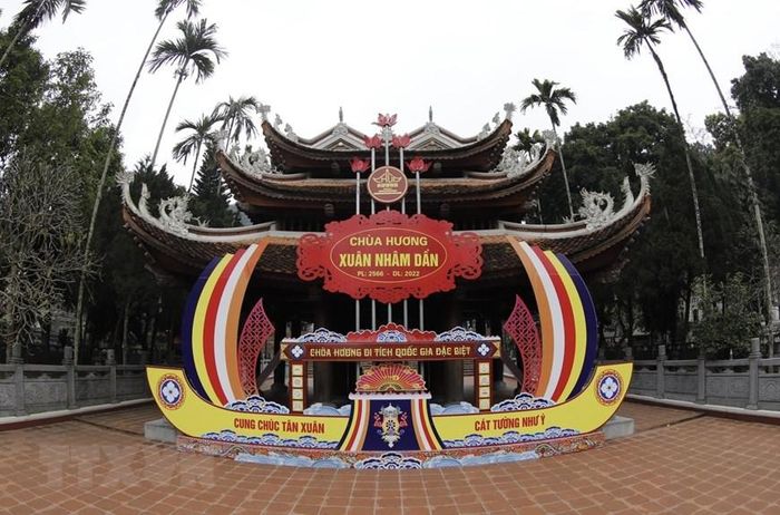  Biển hiệu chào mừng đón du khách đến hành hương tham quan. (Ảnh: Trần Việt/TTXVN) 