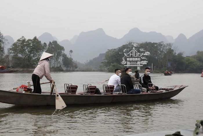  Du khách đi lễ chùa Hương ngày Tết Nguyên Tiêu. (Ảnh: Trần Việt/TTXVN) 