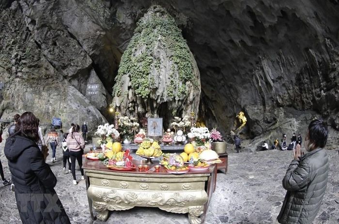  Du khách đi lễ chùa Hương ngày Tết Nguyên Tiêu. (Ảnh: Trần Việt/TTXVN) 