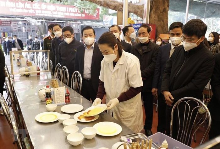  Lực lượng chức năng kiểm tra vệ sinh an toàn thực phẩm các cửa hàng ăn uống tại chùa Hương. (Ảnh: Trần Việt/TTXVN) 