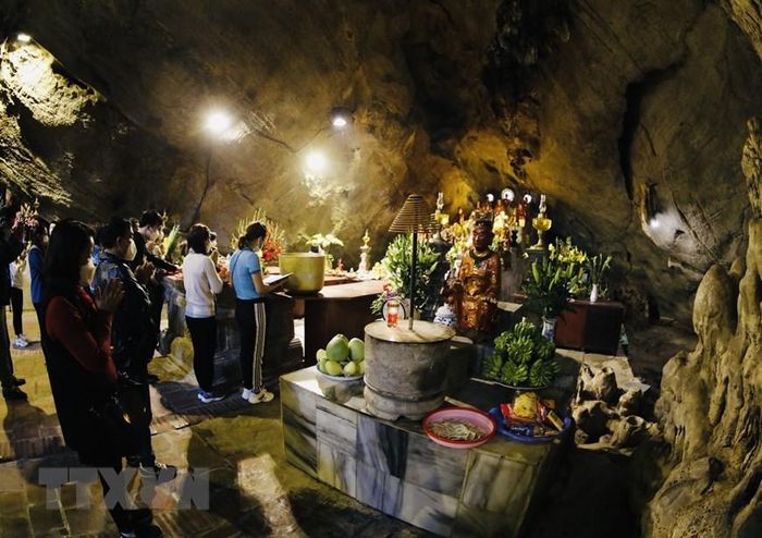  Du khách đi lễ chùa Hương ngày Tết Nguyên Tiêu. (Ảnh: Trần Việt/TTXVN) 
