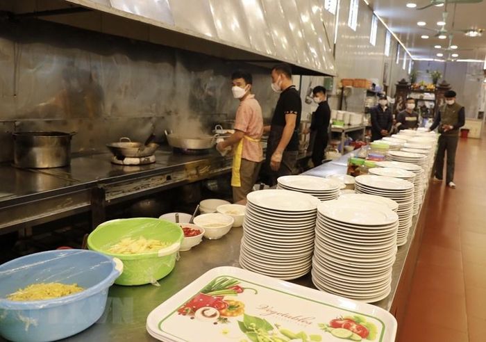  Các cửa hàng ăn uống sẵn sàng phục vụ du khách. (Ảnh: Trần Việt/TTXVN) 