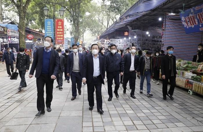  Phó Chủ tịch UBND thành phố Hà Nội Chử Xuân Dũng và đại diện Ban ngành kiểm tra công tác chuẩn bị để đón khách từ ngày 16/2. (Ảnh: Trần Việt/TTXVN) 