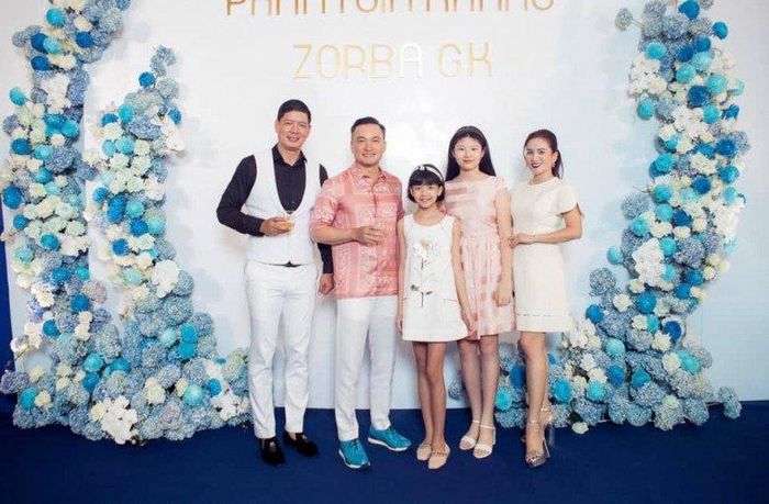 "Lên đồ" đi dự tiệc cùng bố mẹ, An Nhiên và An Như đều ghi điểm với visual long lanh, nữ tính.
