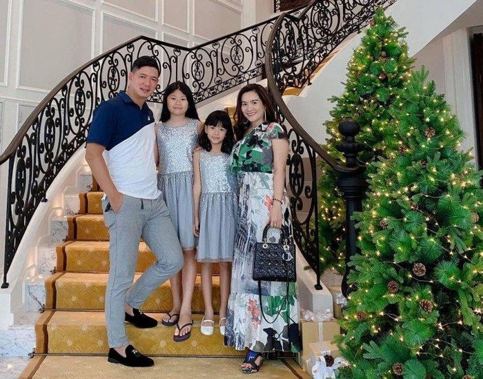 Trên trang cá nhân của Bình Minh và bà xã, hình ảnh 2 cô con gái cưng lúc nào cũng hút sóng mạng. Nếu như cô chị An Nhiên ghi điểm với gương mặt khả ái và giống mẹ, thì cô em An Như lại thừa hưởng từ bố nhiều nét ngoại hình như đôi mắt tròn, sống mũi cao.