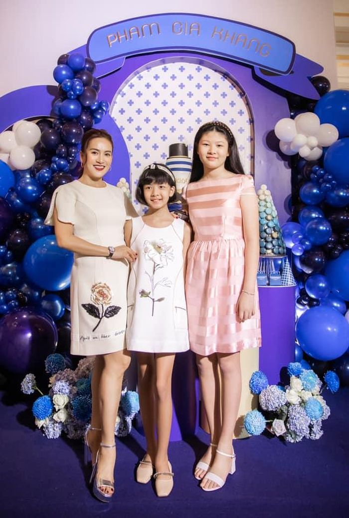Trong hình, vóc dáng của 2 bé càng làm người hâm mộ phải ngỡ ngàng. Ấn tượng hơn là chị cả An Nhiên, dù mới 12 tuổi đã cao vượt mẹ. 