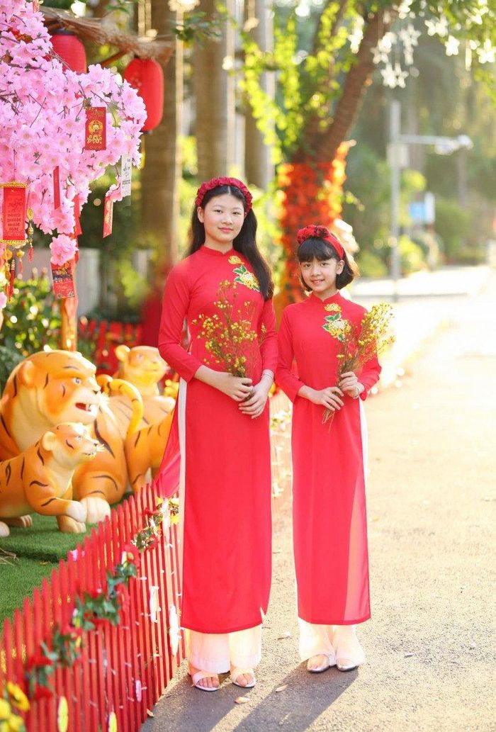 Đặc biệt, dù chỉ mới ở cấp tiểu học nhưng cặp chị em đã nổi tiếng với chiều cao vượt trội.
