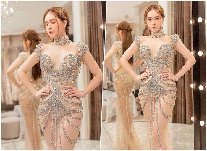 Trước đó, Di Băng cũng đã đăng tải hình ảnh thử đồ, zoom cận cảnh bộ cánh mỏng như sương mang vẻ đẹp cổ điển và sexy bậc nhất mà cô đặt thiết kế. Lớp lót bên trong có phần kém tinh xảo và dễ làm lộ vùng nhạy cảm.