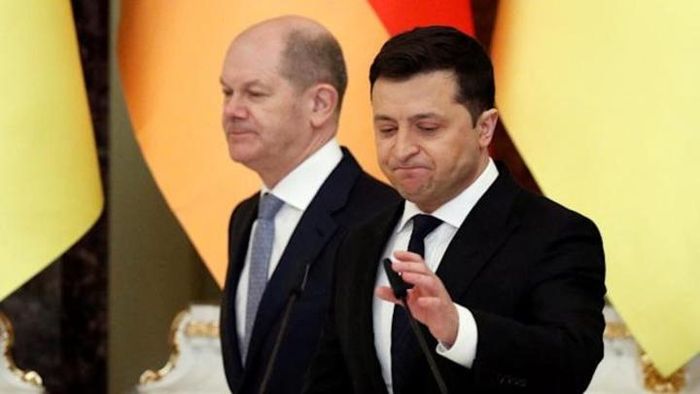 Tổng thống Ukraine Volodymyr Zelensky và Thủ tướng Đức Olaf Scholz (phía sau). (Ảnh: Yahoo)