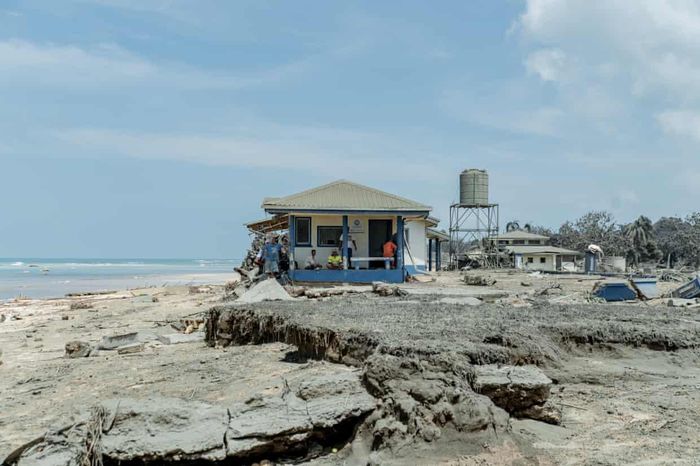 Một đồn cảnh sát trên bãi biển tại đảo Nomuka, bên cạnh những gì còn lại của một con đường chính. Ảnh: Leki Lao / The Guardian.