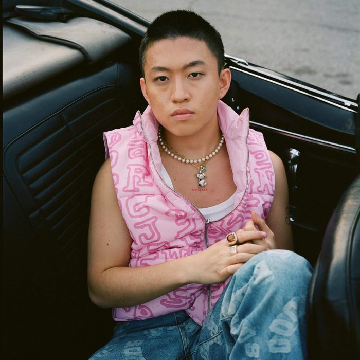 Trưởng nhóm BTS và rapper Rich Brian phải xin lỗi vì chiếm đoạt văn hóa da màu. Ảnh: Chosunilbo JNS, @tae_san30.