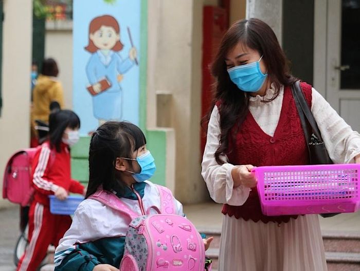 Nhiều ý kiến cho rằng, ở cấp tiểu học, học sinh xưng “con” với giáo viên là thể hiện sự gắn bó, thân thương. (Ảnh có tính chất minh họa)