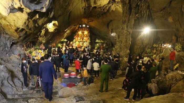 Động Hương Tích trước ngày đón khách trở lại. Ảnh: Đinh Thuận - TTXVN