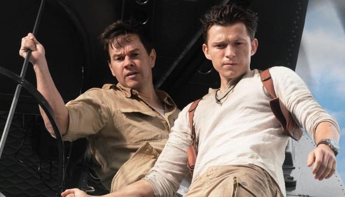 Nam diễn viên Tom Holland và Mark Wahlberg trong phim