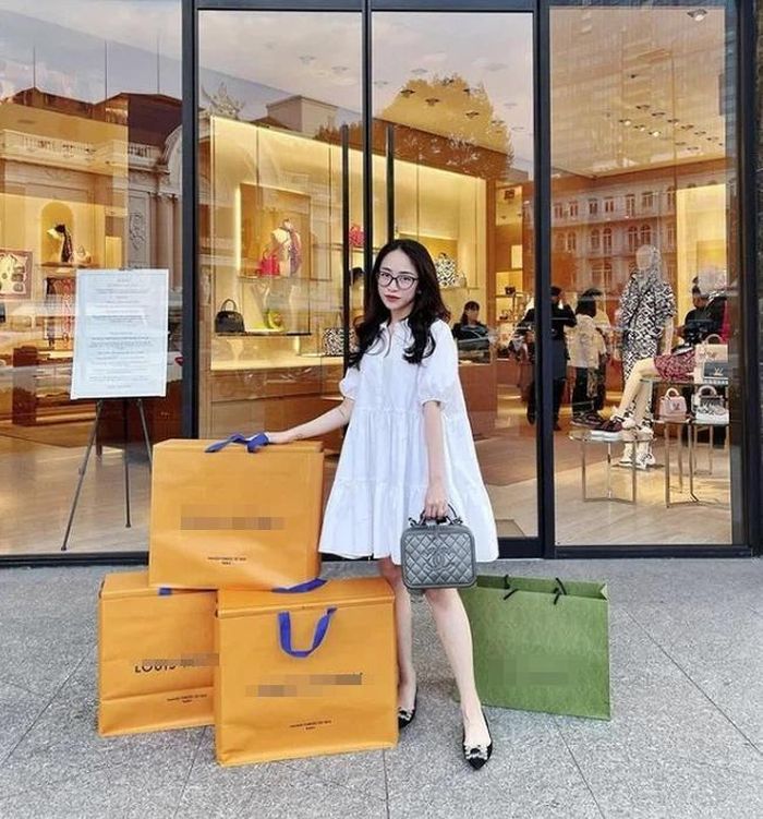 Joyce Phạm là con gái đại gia Minh Nhựa và người vợ đầu tiên. Joyce Phạm thường xuyên chi số tiền lớn để sắm hàng hiệu đắt đỏ. Ảnh: 2sao.