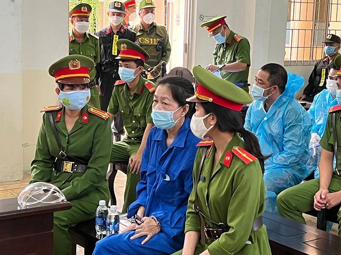 Rất đông cảnh sát được huy động làm nhiệm vụ bảo vệ phiên tòa.