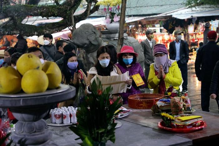 Người dân đến chùa Hương đều có ý thức đeo khẩu trang và sát khuẩn tay trước khi vào lễ hay vãn cảnh tại khu di tích.
