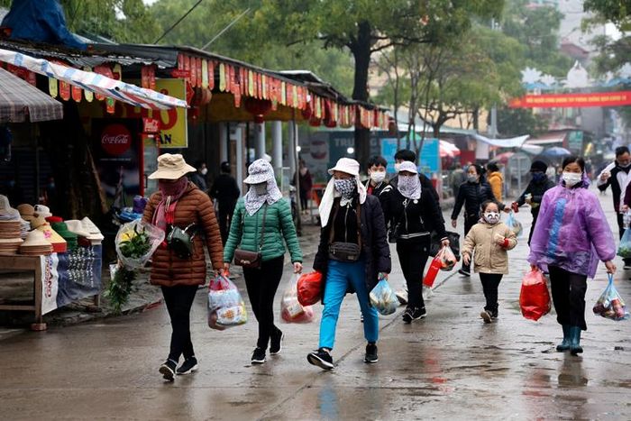 Chùa Hương không còn cảnh đông đúc, chen lấn như mọi năm.