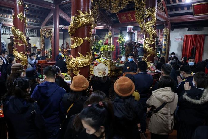Trong sân đền Trình, du khách xếp hàng thành tâm đứng lễ.