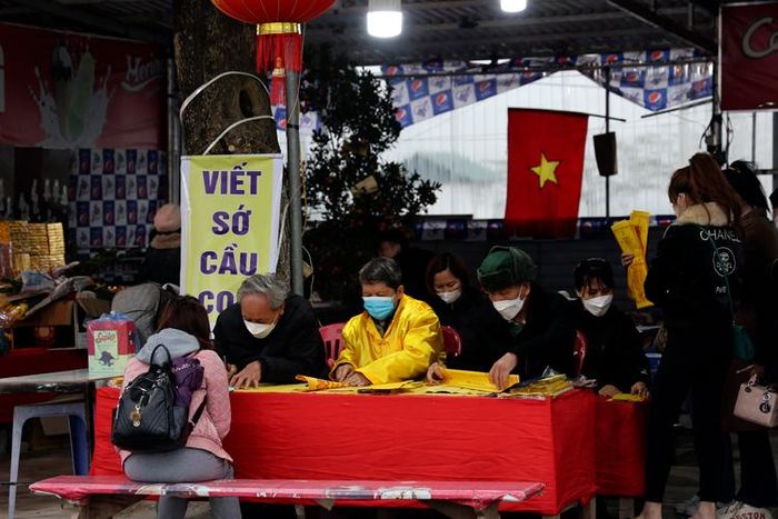 Tại khu vực đền Trình có một vài quầy viết sớ, bán đồ lễ phục vụ du khách.