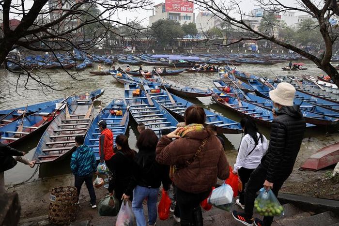 Nhiều đoàn đã đến từ đêm ngày 15/2, để sẵn sàng vào lễ chùa khi vừa mở cửa.