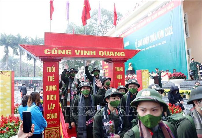 Các tân binh quận Hà Đông lên đường nhập ngũ. Ảnh: Phạm Kiên/TTXVN