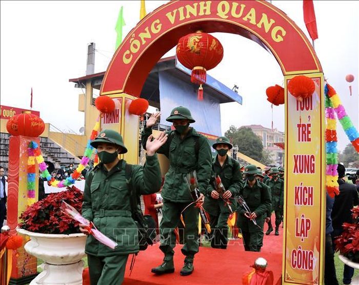 Các tân binh huyện Ba Vì lên đường nhập ngũ. Ảnh: Lâm Khánh/TTXVN