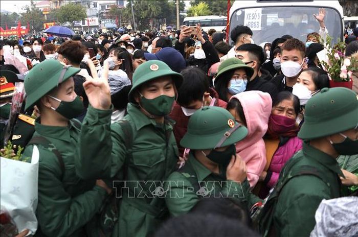 Các tân binh huyện Ba Vì lên đường nhập ngũ. Ảnh: Lâm Khánh/TTXVN