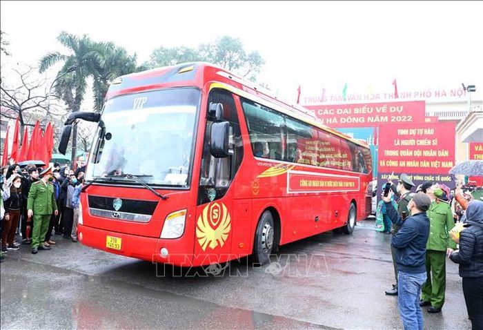 Gia đình, người thân chia tay các tân binh của quận Hà Đông lên đường nhập ngũ. Ảnh: Phạm Kiên/TTXVN