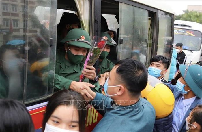 Các tân binh huyện Ba Vì lên đường nhập ngũ. Ảnh: Lâm Khánh/TTXVN