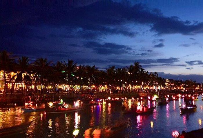 Du khách đắm chìm vào nét cổ xưa cùng ánh đèn lung linh trên dòng sông Hoài thơ mộng.