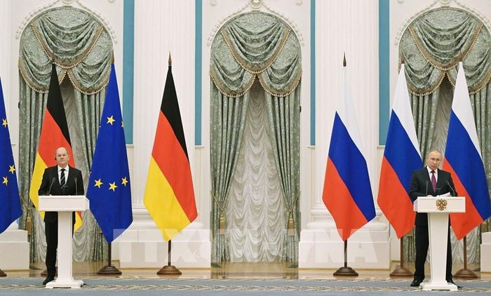 Tổng thống Nga Vladimir Putin (phải) trong cuộc họp báo chung sau hội đàm với Thủ tướng Đức Olaf Sholz tại Điện Kremlin, Moskva ngày 15/2/2022. Ảnh: AFP/TTXVN
