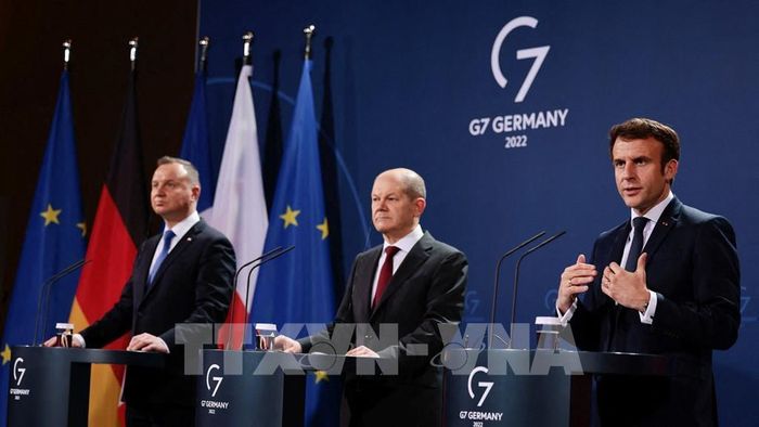 Tổng thống Ba Lan Andrzej Duda, Thủ tướng Đức Olaf Scholz và Tổng thống Pháp Emmanuel Macron trong cuộc họp báo chung tại Berlin ngày 8/2/2022. Ảnh: AFP/TTXVN