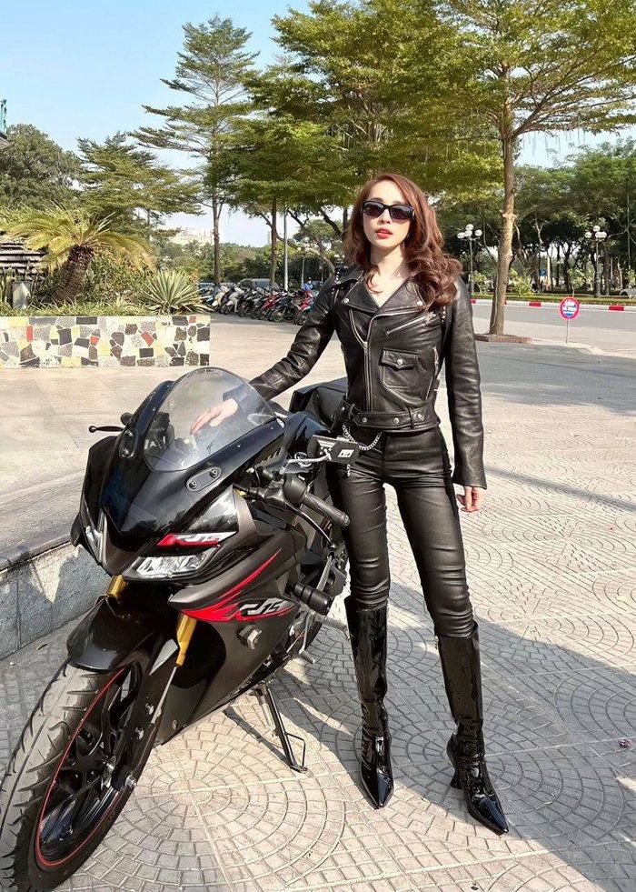 Theo đó, "Nhã tiểu tam" của Về Nhà Đi Con đăng tải dòng chú thích: "Valentine gì chứ đang cong mông đi mua đồ thắp hương cúng rằm nhé"