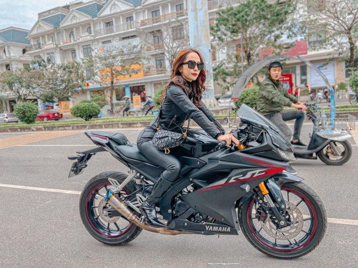 Quỳnh Nga luôn mix &amp; match tông xuyệt tông với phân phối lớn. Không còn nét bánh bèo, lả lơi, nét quyến rũ của cô nàng lại đậm chất nữ quyền, quyết liệt và gây được sự thích thú từ số đông công chúng.