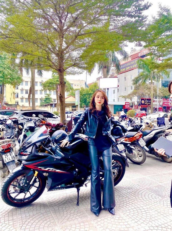 Cô nàng biến hóa khôn lường với những chiếc quần cộp mác nữ phượt thủ. Khi là quần ống côn, khi lại là ống loe mix cùng boot mũi nhọn chất lừ.