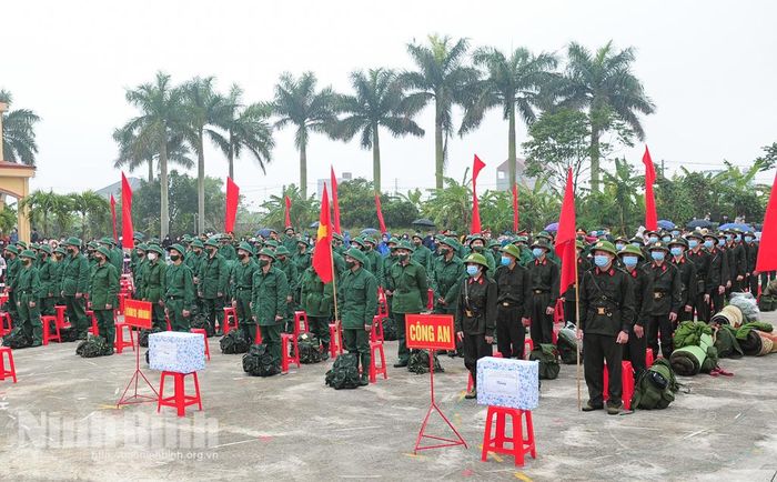 Quang cảnh lễ giao - nhận quân tại thành phố Ninh Bình. Ảnh: Trường Giang