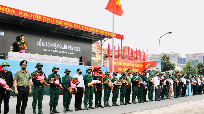 Các đại biểu tặng hoa và động viên các thanh niên lên đường nhập ngũ