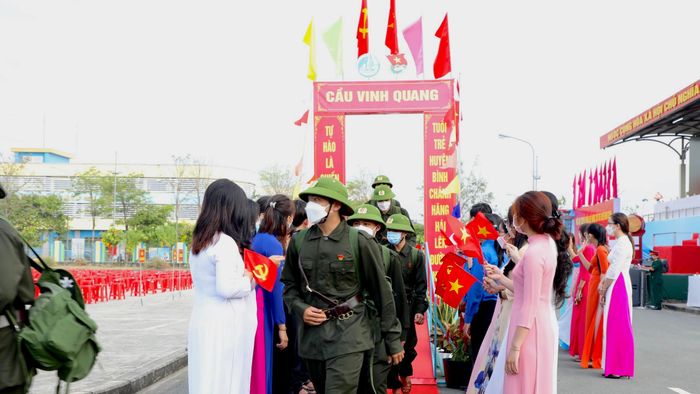Các tân binh bước qua cầu Vinh quang lên đường theo tiếng gọi của Tổ quốc