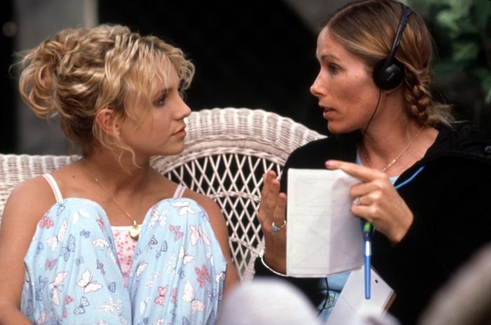  Tamra Davis chỉ đạo Britney Spears trên phim trường Crossroads. Ảnh: Pop Sugar. 
