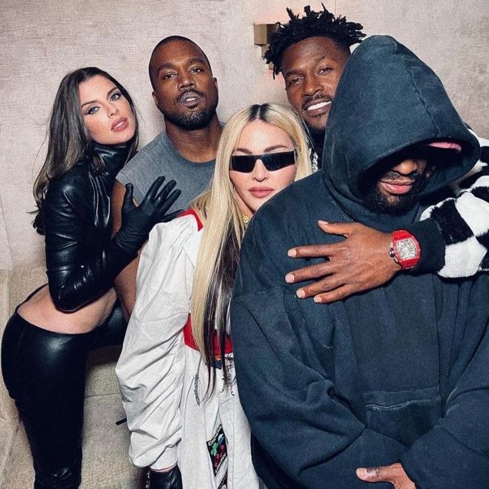 Julia Fox gặp gỡ những người bạn nổi tiếng của Kanye West