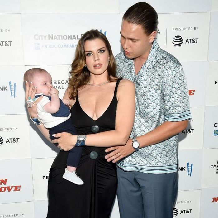 Julia Fox bên con trai và chồng cũ
