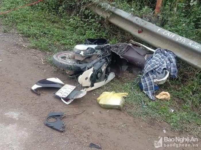 Xe máy của 2 người phụ nữ vỡ nát sau cú va chạm. Ảnh: Thùy Chi