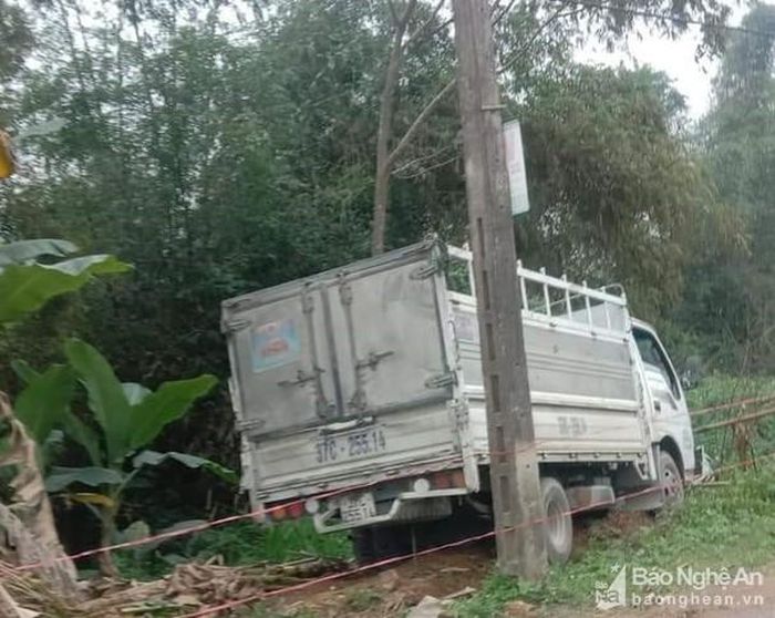Xe tải lao sang bên đường sau va chạm mạnh với xe máy. Ảnh: Thùy Chi