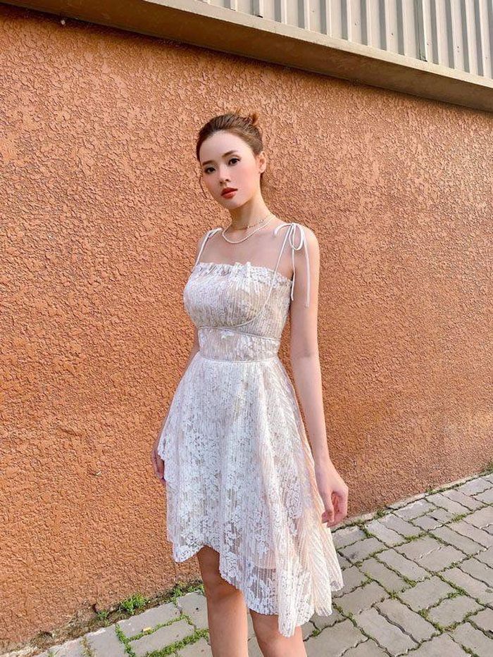 Chiếc váy có đường thắt eo nhỏ nhắn làm cho Midu thêm ngọt ngào. 